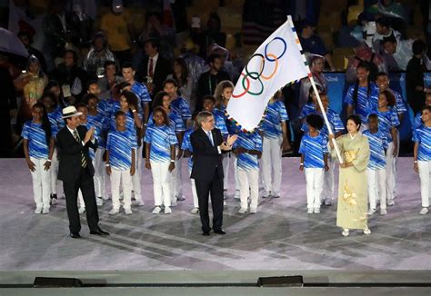 オリンピックも終わりましたね。 閉会式 五輪の輪にとまる蛾は夏っぽかった。 どうなるかなと思ったら 係の人に 追い払われてしまった。 モスクワ五輪の開会式草 金かかってないけどこれはヤバい. リオ五輪 閉会式：リオ五輪閉幕、五輪旗はリオから東京へ ...