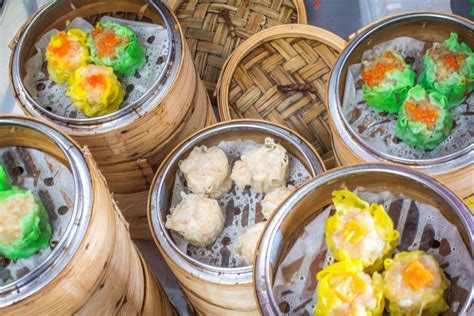 Dim sum is a large range of small dishes that cantonese people traditionally enjoy in restaurants for breakfast and lunch. maQan on Twitter: "Sesiapa yang craving dim sum, di bandar ...