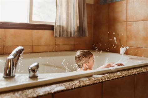 Baby bathing toy baby bathing tub munchkin duck tub. Splish Splash Afternoon Bath / Nelson Notes