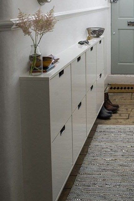 Aménagement d'une cuisine contemporaine avec un placard à porte plane et un sol en bois foncé. meuble d'entrée faible profondeur | Meuble faible profondeur