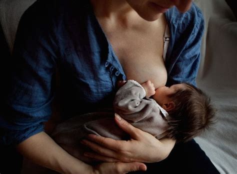 Il corpo femminile produce più latte quando il neonato si allatta al seno. Il mio latte non è acqua! Le falsità sul latte materno ...