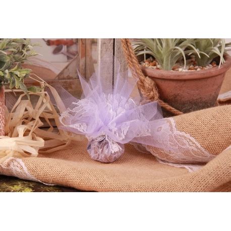 Le tulle, la tarlatane et l'organza sont les tissus d'excellence pour confectionner des vêtements fantaisie. Tulle dentelle blanc et lilas - Les Boîtes à dragées ...