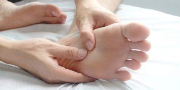 Punca sakit tumit biasanya disebabkan oleh plantar fasciitis iaitu satu keadaan yang dipanggil sebagai sindrom bonjolan tulang (heel spur syndrome). Sakit Tumit Kaki (Plantar Fasciitis): Punca & Cara ...