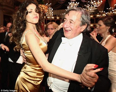 Részletesen leírta a bunga bunga partikként elhíresült szexuális töltetű összejöveteleket rendőrségi vallomásában ruby, silvio berlusconi olasz kormányfő legújabb szexbotrányának fiatalkorú. I have never been a prostitute: Bunga Bunga girl Ruby the ...