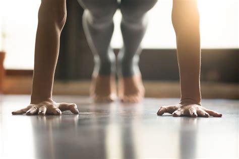 5 ejercicios de yoga para ganar fuerza en los brazos y tonificarlos al ...