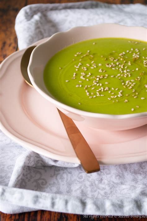 Eliminate le estremità, tenendo solo la parte centrale, sfogliatelo eliminando il primo strato e affettatelo finemente 1. Vellutata di zucchine Bimby • Ricette Bimby