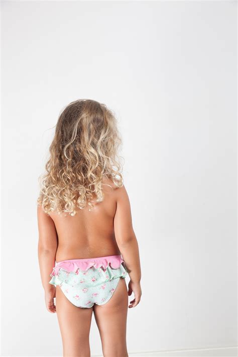 Tienda online de moda infantil y juvenil desde 0 a 16 años en pontevedra, trajes de bautizo y comunión para niños y niñas,ropa de tommy hilfiger ,foque, mayoral Nina culetin&Victoria Winters nude