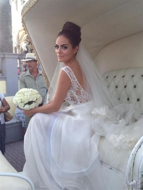 Benito santos me conoce a la perfección, sabe lo que me gusta y lo que me favorece, no me imagino mi boda llevando un vestido que no sea de él. Ximena ♥ Navarrete | Fotos de boda, Vestidos de novia y ...