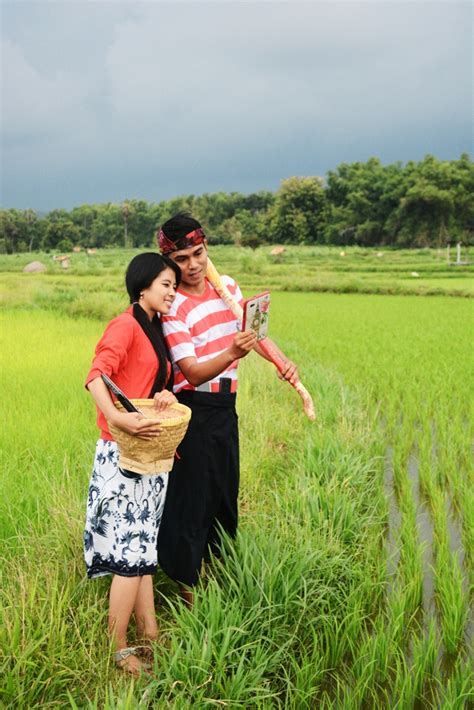 Ada beberapa aturan dan batasan dalam mengarahkan. Foto Prewedding: Gaya Foto Prewedding Di Sawah