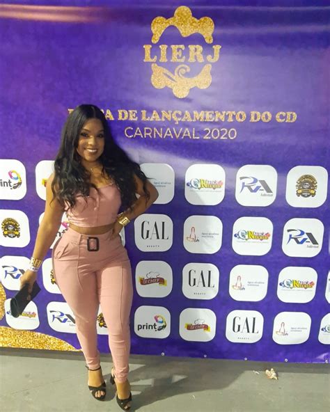 Instagram star who first became recognized for her stunning wedding. RJ - Caroline Lima, a rainha que mais brilha na Intendente ...