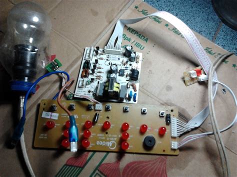 Untuk yang menyalanya seperti satu lampu strobo saja, komponen yang harus dikurangi adalah satu transistor, satu resistor, dan dua dioda 1n4148. Inspirasi Skema Modul Kipas Angin Remote, Kipas Angin