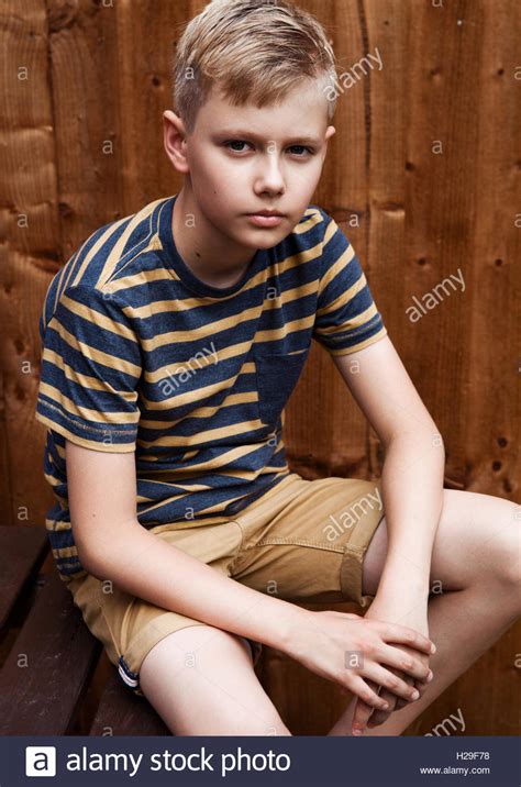 Junge auf outdoor toilette : Junge Auf Outdoor Toilette - Junge Sitzt Auf Der Toilette Im Toilettenraum Und ... - Larissa ...