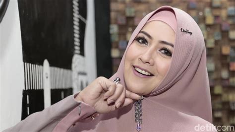 Lihat yg lebih 'menarik' di sini ! Meggy Wulandari Ditinggal Suami Padahal Baru Nikah Lagi