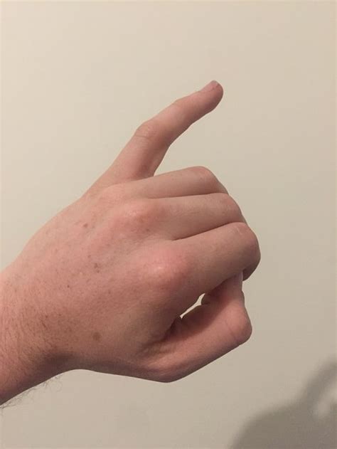 Multe persoane respecta aceste obiceiuri cu speranta ca vor fi ferite de necazuri si ca vor avea parte de noroc si daruri in restul. Ce nu stim despre degete - Enigmatica.ro