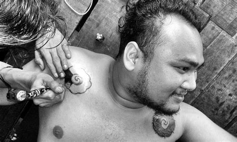Bunga terung dayak impressions the bunga terung is a coming of age tattoo which marks the passage of a boy into manhood the bunga terung has a spiral at the center of the eggplant flower known as tali nyawa which means the rope of life and is identical to the underside of a which. Frankky Marpaung: Mengenal Arti Tato Suku Dayak Kalimantan