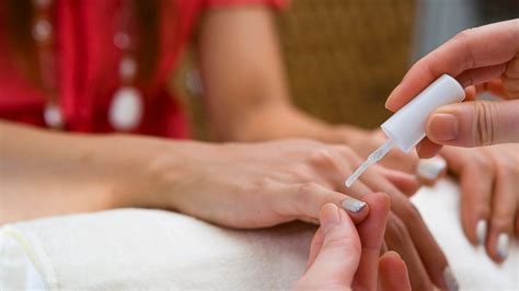 What causes fingernails to turn white? Keep your nails clean; Do's and don'ts for healthy nails!