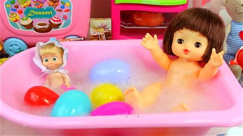 Baby doll bath toy and surprise eggs play. Baby doll bath with surprise eggs and washing machine toys ...