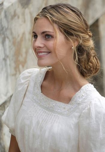 Well, this is a lovely hairstyle on the gown and is quite charming on those who have brown to black long and straight hair. Hairstyle For Romantic Dinner | Trends Hairstyles