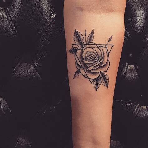 tattoo-tatuagem-tatuaje-tatouage-tätowierung-triangle-tattoos,-geometric-rose-tattoo,-triangle