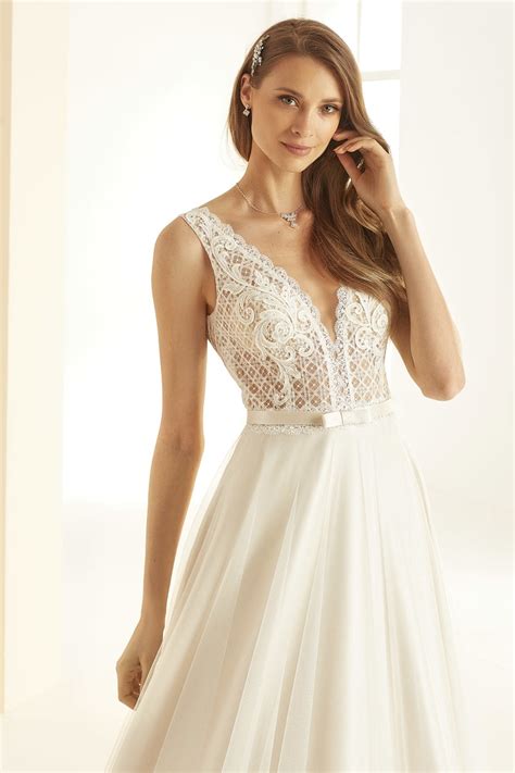 Das hochzeitskleid gehört zum schönsten tag des lebens wie der perfekte bräutigam, dem mann mit. Brautkleid Hochzeitskleid Arcada A-Linie Ivory/Nude ...