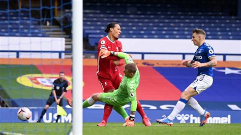 Van dijk, one of liverpool's most important players, is expected to be out for months after damaging cruciate ligaments in his right knee in a challenge by pickford early in the merseyside derby on. Blessure : Liverpool craint la rupture du ligament croisé ...