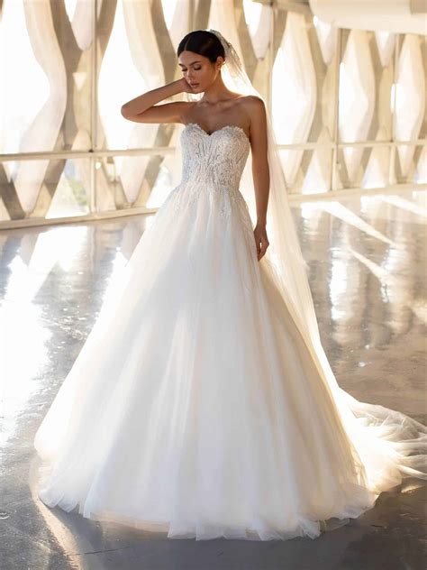 Wenn frau schon auf der suche nach einem ganz besonderen hochzeitskleid ist, warum sollte sie dann nicht auf pronovias setzen, ein spanisches unternehmen, welches bereits seit fast fünfzig. Pronovias Prinzessin Hochzeitskleid PARRISH I Cruise ...