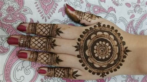 The flower tikka mehndi design for inner hands is all the rage right now. Mehndi Back Side Circle Design