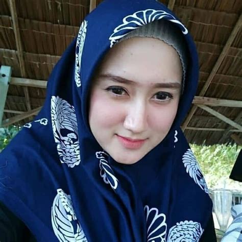 Lihat ide lainnya tentang jilbab cantik, kecantikan, wanita. indonesian jilbab cantik di Instagram "Selamat sore ...