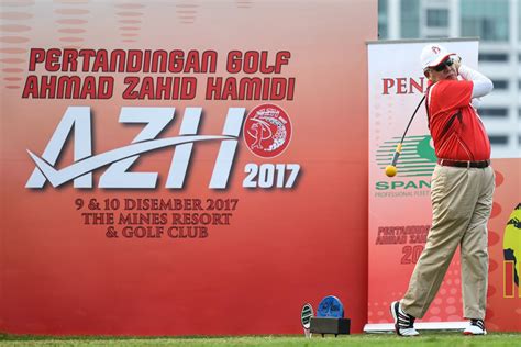 Selain presiden umno, beliau juga adalah pengerusi barisan nasional. Najib Joins Ahmad Zahid Hamidi Golf Cup Tournament ...