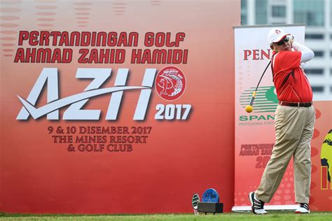 Selain presiden umno, beliau juga adalah pengerusi barisan nasional. Najib Joins Ahmad Zahid Hamidi Golf Cup Tournament ...