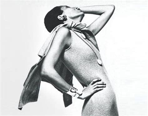 Elsa peretti, known worldwide for her jewelry designs for tiffany & co., as well as for her previous career as a fashion model, died in her even as she was modeling, however, peretti was designing jewelry for fashion designers including giorgio di sant' angelo in 1969 and, two years later, halston. Elsa Peretti 1971, wearing Bone & ivory jewelry in Halston ...