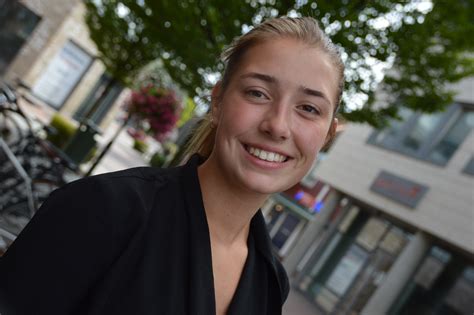 Men her er unntaket fra regelen om å ta ballen to ganger på rad; Gleder seg til NM i sandvolleyball - Fritidsnytt