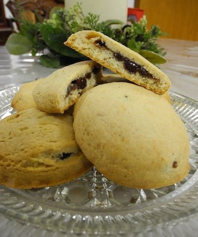 Add small amount of cooled raisin filling (see recipe below) to each cookie. Susie's Raisin-Filled Cookies | La Cucina Grandinetti