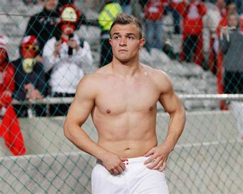 Xherdan shaqiri ist damit um 9 cm kleiner als die durchschnittliche größe eines mannes in deutschland beträgt (178 cm). Xherdan Shaqiri Größe Gewicht Körperstatistik