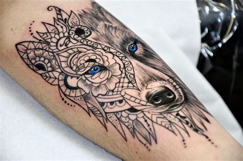 Voir plus d'idées sur le thème tatouage mandala homme, tatouages mandala 8 inspirations de tatouage de loup le tatouage de loup est certainement l'une des symboliques les plus anciennes qui soient… Tatouage tête de Loup et Mehendi, Ornemental & Réaliste ...