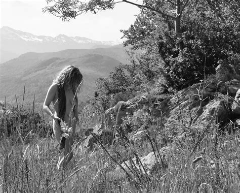 Une charmante femme fait son yoga nue. Manon des sources photo et image | scènes de vie, femme ...