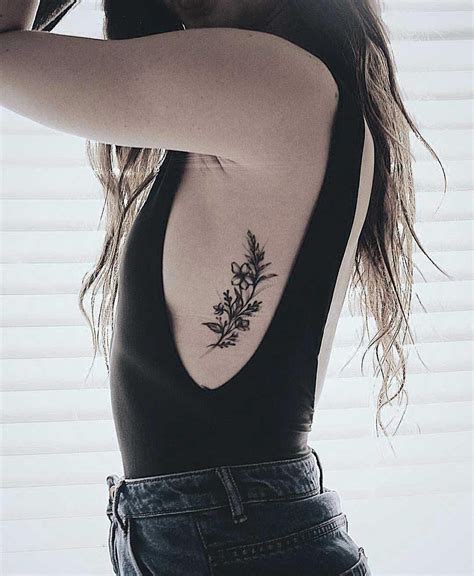 Underboob tattoos, or tattoos inked on the front of the ribcage, usually directly under the breast, are all the rage these days, since what makes a tattoo. A black floral piece on the left rib cage by Stella | Tattoos, Classy tattoos, Rib tattoo