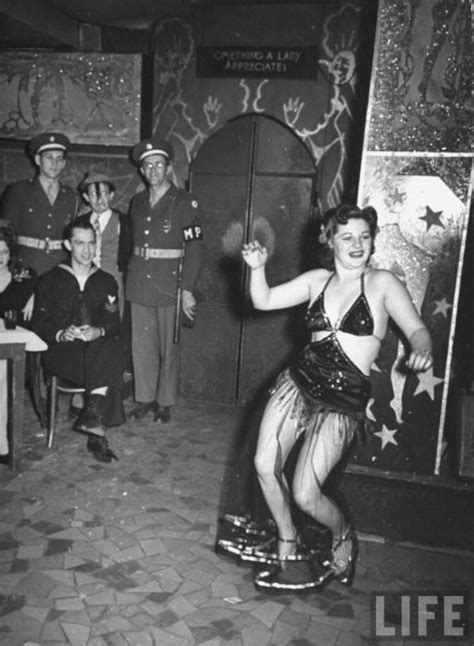 Brunette amateur takes a hot load to her face. Strip Club in New Orleans in 1943 (14 pics)