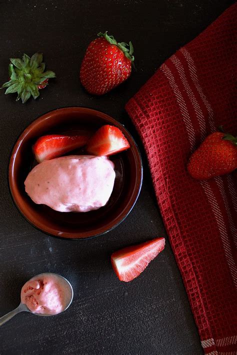 Cette recette de glace gourmande à la fraise est réalisée sans sorbetière. Glace à la fraise (sans sorbetière) - Travel & Food