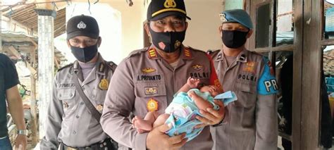 Selain baju bayi, anda juga kebutuhan yang tak kalah mahal! Jawa Barat : Viral, Bayi Ajaib Lahir Dengan 24 Jari ...
