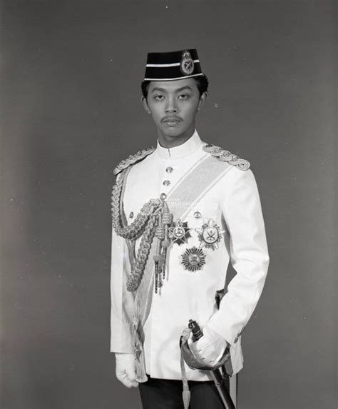 This file photo shows former king of malaysia tun haji ahmad shah of pahang leaves pertamina hospital after visiting. Isnin Ini Cuti Umum Hari Keputeraan Agong, Ini 5 Fakta ...