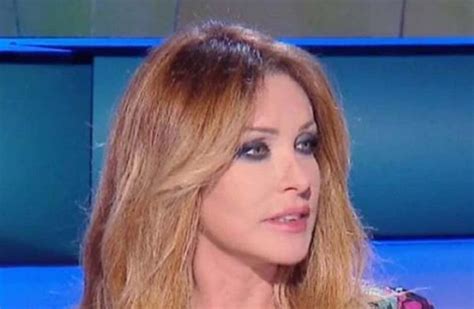 Italian tv presenter paola ferrari went viral for appearing to accidentally flash the whole of italy. Europei 2020, Paola Ferrari e il video dell'accavallamento ...