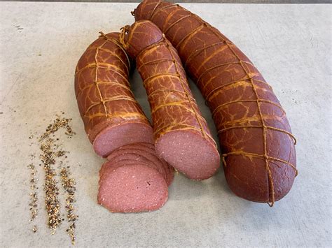 Die in der schweiz cervelat genannte brühwurst unterscheidet sich in herstellung, konsistenz, geschmack und aussehen stark von ihr. Cervelatwurst - Onlineshop Fleischerei Borghs