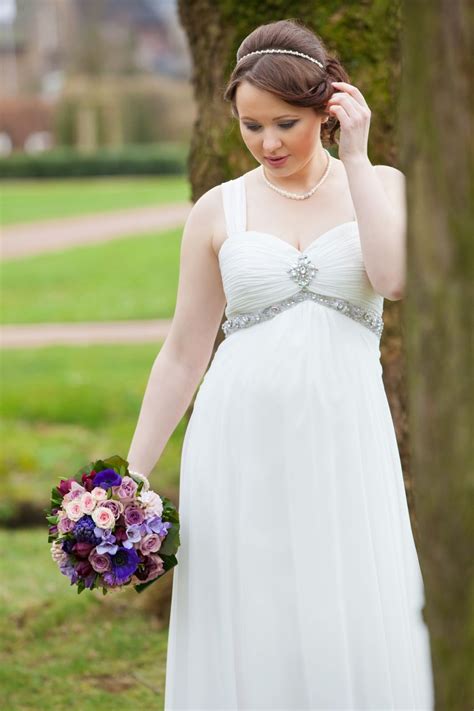 Ein brautkleid spitze ärmel ist ideal für frauen, die sich etwas unsicher über ihre arme sind, aber auch für bräute, die im winter heiraten. Brautstudio Edelweiss. Brautmoden, Abendmoden und ...