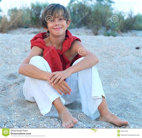 Nahrávejte, sdílejte a stahujte zdarma. Lycklig pojke på stranden arkivfoto. Bild av ferier, manlig - 33127458