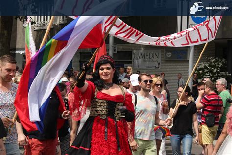 Nach dem damaligen csd war ein mann angeklagt worden, weil er am rande der großveranstaltung. CSD Berlin 2016: Bilderserie