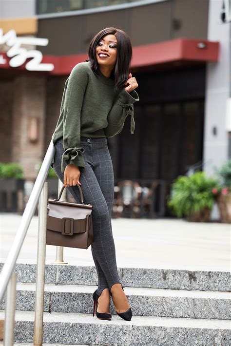 A pea coat rendered in camel instead of the typical navy strikes the right balance of formal and casual. What To Wear For Thanksgiving Dinner | JADORE-FASHION