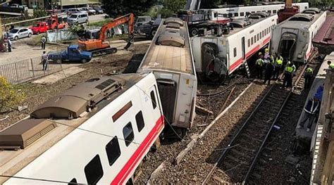 A train partially derailed along taiwan's east coast, killing at least 34 people and injuring dozens in 1991, a collision in western taiwan killed 30 people and injured 112 in its deadliest train accident. Taiwan's president prays with relatives of 18 killed in ...