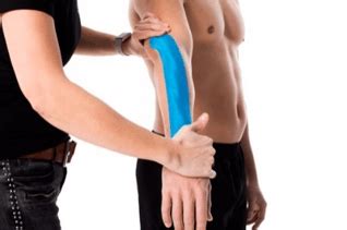 Als tennisarm, tennisellenbogen oder epicondylitis humeri lateralis bezeichnet man eine schmerzhafte entzündung an der außenseite des ellbogens. Medical Taping bei einem Tennisarm - PhysioTape