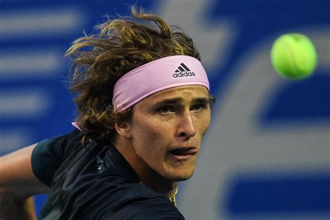 Zverev climbed over the net to embrace and console him. Alexander Zverev entra a ronda de 16 en Abierto Mexicano